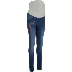 Dżinsy ciążowe z haftem bonprix niebieski "stone”. Niebieskie jeansy damskie bonprix, moda ciążowa. Za 99,99 zł.