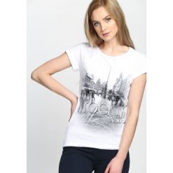 Biały T-shirt Must Get Out. Białe bluzki damskie Born2be, xl. Za 9,99 zł.