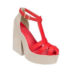 Sandały w kolorze czerwono-beżowym. Czerwone sandały damskie Melissa, Pepe Jeans, bez wzorów, z okrągłym noskiem, bez obcasa, ze sprzączką. W wyprzedaży za 219,95 zł.