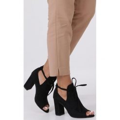 Czarne botki wiosenne peep toe na słupku z ozdobnym wiązaniem Casu 270. Czarne botki damskie Casu, z otwartym noskiem, bez obcasa, na słupku, bez zapięcia. Za 139,99 zł.