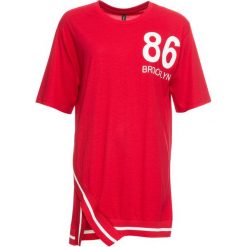 Shirt z ramionami typu oversize bonprix czerwono-biały z nadrukiem. Czerwone koszulki damskie marki bonprix, z nadrukiem, z asymetrycznym kołnierzem. Za 59,99 zł.