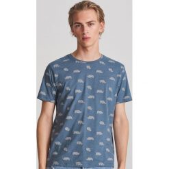 T-shirt z nadrukiem - Niebieski. Niebieskie t-shirty męskie Reserved, s, z nadrukiem, bez kołnierzyka. Za 49,99 zł.