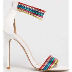 Public Desire - Sandały. Białe sandały damskie Public Desire, bez wzorów, z materiału, bez obcasa, na obcasie, bez zapięcia. W wyprzedaży za 99,90 zł.