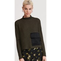 Bluzka z kieszenią - Khaki. Brązowe bluzki damskie Reserved, s, bez wzorów, bez kołnierzyka, bez rękawów. W wyprzedaży za 39,99 zł.