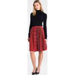Spódniczki trapezowe: Ivko SKIRT WITH PLEATS Spódnica trapezowa kirsche