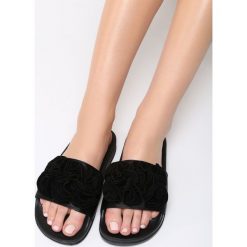 Czarne Klapki Angel Eyes. Czarne klapki damskie Born2be, bez wzorów, z satyny, bez obcasa, na płaskiej podeszwie. Za 29,99 zł.