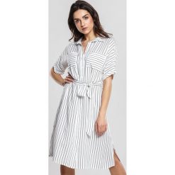 Biała Sukienka Mistype. Białe sukienki damskie other, xl, w paski, eleganckie, z wykładanym kołnierzem, z krótkim rękawem, krótkie, mini, koszulowe. Za 89,99 zł.