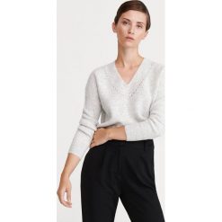 Sweter z dekoltem V - Jasny szary. Szare swetry damskie Reserved, s, bez wzorów, bez rękawów, bez kaptura. Za 119,99 zł.