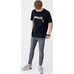 Koszulka „Metallica”. Czarne koszulki męskie Pull&Bear, m, bez wzorów, bez kołnierzyka, z krótkim rękawem, krótkie. Za 69,90 zł.