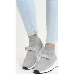 Jasnoszare Buty Sportowe Bobby Socks. Szare buty sportowe damskie Born2be. Za 69,99 zł.