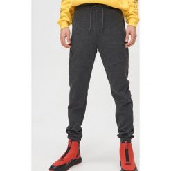 Joggery basic z aplikacją - Szary. Szare spodnie męskie Cropp, s, z aplikacjami. Za 99,99 zł.