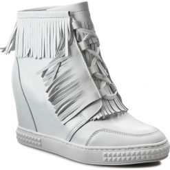 Sneakersy CARINII - B3678 187-000-PSK-B88. Białe półbuty damskie marki Carinii, ze skóry. W wyprzedaży za 259,00 zł.