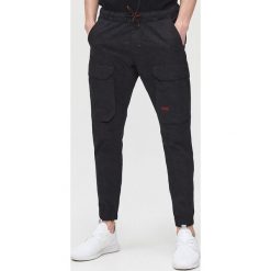 Joggery z kieszeniami cargo - Czarny. Czarne spodnie męskie Cropp, m. Za 149,99 zł.