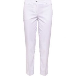 Jil Sander Navy Spodnie materiałowe white. Białe spodnie damskie marki Jil Sander Navy, bez wzorów, z elastanu. W wyprzedaży za 341,55 zł.