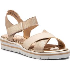 Sandały CAPRICE - 9-28200-22 Beige Comb 408. Żółte klapki damskie Caprice, bez wzorów, ze skóry, bez obcasa. Za 239,90 zł.