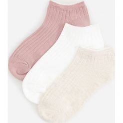 Bawełniane skarpetki stopki 3 pack - Kremowy. Białe skarpetki damskie Reserved, z bawełny. Za 24,99 zł.