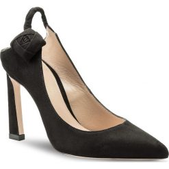 Sandały STUART WEITZMAN - Rossana XL17431 Black Seda Suede. Czarne klapki damskie marki Stuart Weitzman, z aplikacjami, ze skóry, bez obcasa, na obcasie. W wyprzedaży za 1249,00 zł.