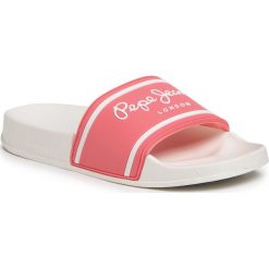 Klapki PEPE JEANS - Slider Logo Girl PGS70031 Pink 325. Różowe sandały dziewczęce Pepe Jeans, z jeansu, bez zapięcia. W wyprzedaży za 89,00 zł.