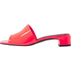 Chodaki damskie: L’INTERVALLE OTTAVIA Klapki neon fuchsia