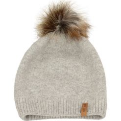 CZAPKA. Szare czapki damskie marki Gino Rossi, bez wzorów, z dzianiny. Za 159,90 zł.