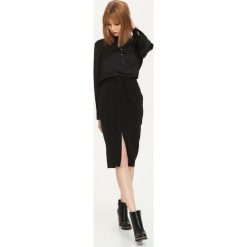 SPÓDNICA REGULARNA DAMSKA GŁADKA. Czarne spódniczki damskie Top Secret, do pracy, bez wzorów, eleganckie, ołówkowe. W wyprzedaży za 34,99 zł.