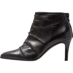 Paco Gil CLAIRE Ankle boot black. Czarne botki damskie marki Paco Gil, ze skóry, bez obcasa, bez zapięcia. Za 879,00 zł.