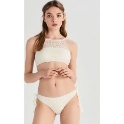 Dwuczęściowy strój kąpielowy z koronką - Kremowy. Białe dół bikini marki Sinsay, w koronkowe wzory. Za 59,99 zł.