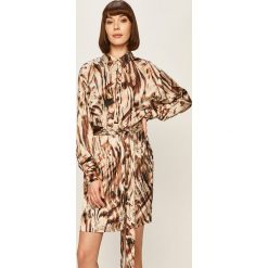 Marciano Guess - Sukienka. Sukienki damskie MARCIANO GUESS, na co dzień, z aplikacjami, z poliesteru, casualowe, bez kołnierzyka, z długim rękawem, długie, mini, proste. Za 929,90 zł.