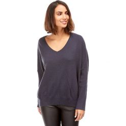 Sweter w kolorze granatowym. Niebieskie swetry damskie L'étoile du cachemire, bez wzorów, z kaszmiru, klasyczne, bez rękawów, bez kaptura. W wyprzedaży za 129,95 zł.