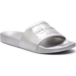 Klapki CALVIN KLEIN JEANS - Vincenzo SE8606 Silver. Szare klapki męskie Calvin Klein Jeans, bez wzorów, z jeansu. W wyprzedaży za 209,00 zł.