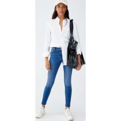 Jeansy super skinny ze średnim stanem. Niebieskie jeansy damskie Pull&Bear, bez wzorów, z jeansu. Za 79,90 zł.