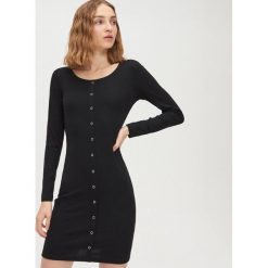 Prążkowana sukienka mini basic - Czarny. Czarne sukienki damskie Cropp, s, bez wzorów, prążkowane, bez kołnierzyka, bez rękawów, mini. Za 59,99 zł.