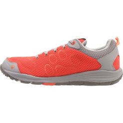 Jack Wolfskin PORTLAND CRUISE LOW Obuwie hikingowe hot coral. Pomarańczowe buty sportowe damskie marki Jack Wolfskin, z materiału, outdoorowe. Za 359,00 zł.
