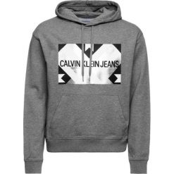 Bluza Calvin Klein Jeans J30J312464. Szare bluzy męskie Calvin Klein Jeans, m, bez wzorów, z bawełny, bez kołnierzyka, bez rękawów, bez kaptura. W wyprzedaży za 269,00 zł.
