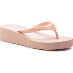 Japonki JUICY BY JUICY COUTURE - Erika JJ192 Baby Pink. Różowe klapki damskie Juicy by Juicy Couture, bez wzorów, z tworzywa sztucznego, bez obcasa. W wyprzedaży za 159,00 zł.