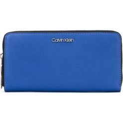 Calvin Klein Must Large Portfel Niebieski. Niebieskie portfele damskie Calvin Klein, bez wzorów, z materiału. Za 324,95 zł.
