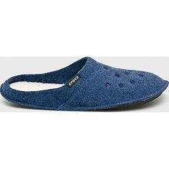 Crocs - Kapcie. Niebieskie kapcie męskie marki Crocs, z materiału. Za 129,90 zł.