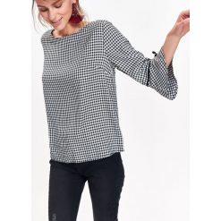 Bluzka w kratkę z wiązaniem na rękawach. Czarne bluzki damskie Top Secret, w kratkę, z tkaniny, eleganckie, z falbankami, bez rękawów. W wyprzedaży za 44,99 zł.