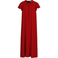 Sukienka koktajlowa Red Valentino RR0VAD69. Czerwone sukienki damskie Red Valentino, bez wzorów, z wiskozy, wizytowe, bez kołnierzyka, bez rękawów. W wyprzedaży za 1299,00 zł.