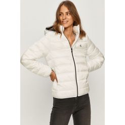 Calvin Klein Jeans - Kurtka. Białe kurtki damskie Calvin Klein Jeans, s, bez wzorów, z poliesteru, krótkie. Za 799,90 zł.