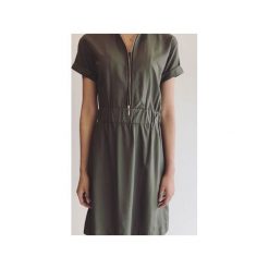 Jedwabna Sukienka PARIS PARIS KHAKI Summer. Zielone sukienki damskie TRUE COLOR by Ann, na imprezę, l, bez wzorów, z jedwabiu, klasyczne, z klasycznym kołnierzykiem, z krótkim rękawem, długie, mini. Za 499,00 zł.