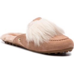 Kapcie UGG - W Shaine Wisp 1099946 W/Ary. Różowe klapki damskie Ugg, bez wzorów, ze skóry, bez obcasa. W wyprzedaży za 339,00 zł.