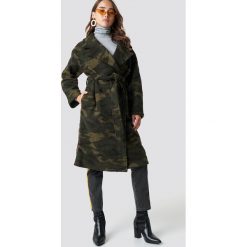 NA-KD Trend Płaszcz moro - Green,Multicolor. Zielone płaszcze damskie NA-KD Trend, w paski, z poliesteru, długie. Za 647,95 zł.