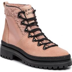 Trapery TOMMY HILFIGER - Cosy Outdoor Bottie FW0FW04349 Cameo Rose 674. Różowe trapery damskie TOMMY HILFIGER, ze skóry, bez obcasa, bez zapięcia. Za 699,00 zł.