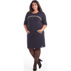 Sukienka TARA w odcieniu ciemnego granatu duże rozmiary XXL. Żółte sukienki damskie Moda Size Plus Iwanek, na co dzień, na zimę, s, z napisami, z elastanu, klasyczne, z klasycznym kołnierzykiem, bez rękawów, asymetryczne. Za 139,90 zł.