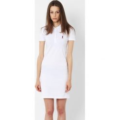 Sukienka Polo Biała "Bordo". Białe sukienki damskie Edward Orlovski, xs, z haftami, z elastanu, sportowe, polo, bez rękawów, sportowe. Za 80,00 zł.