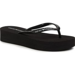 Japonki EMPORIO ARMANI - X3QS05 XL826 00002 Black. Czarne klapki damskie Emporio Armani, bez wzorów, z tworzywa sztucznego, bez obcasa. Za 279,00 zł.