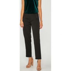 Guess Jeans - Spodnie. Czarne jeansy damskie Guess Jeans, s, z aplikacjami, z poliesteru, casualowe. W wyprzedaży za 369,90 zł.