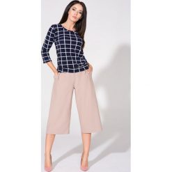 Granatowa Bluzka Damska w Geometryczne Wzory z Rękawem 3/4. Niebieskie bluzki damskie Molly.pl, s, bez wzorów, z tkaniny, klasyczne, z okrągłym kołnierzem, z długim rękawem. Za 129,90 zł.