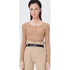 Dopasowana bluzka z zamkiem - Beżowy. Brązowe bluzki damskie Sinsay, xl, bez wzorów, bez kołnierzyka, bez rękawów. W wyprzedaży za 22,99 zł.